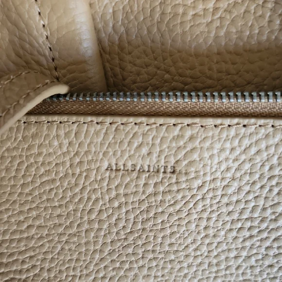 Elegant Tan Leather Tote Bag - Picture 2 of 9